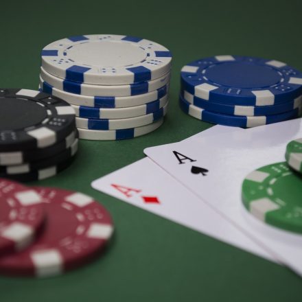 What are the Advantages and Disadvantages of Playing Online Casino?
